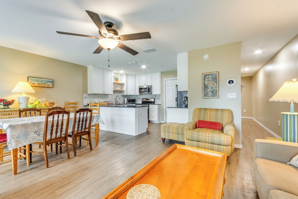 Walk to Beach: Condo in Pensacola w/ Pool Access