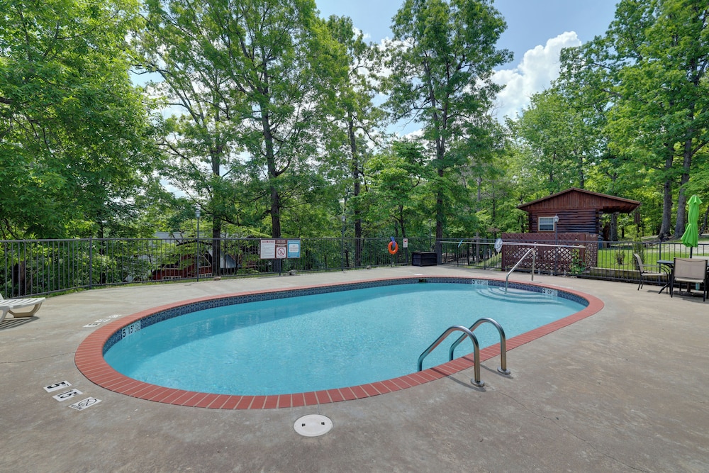 4 Mi to Beaver Lake: Peaceful Log Cabin w/ Deck!