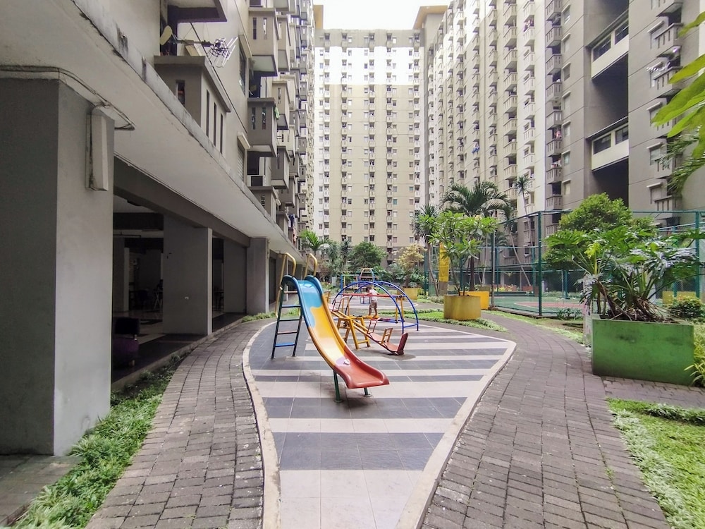 Basic Wood 2Br Apartment At Gateway Ahmad Yani Cicadas