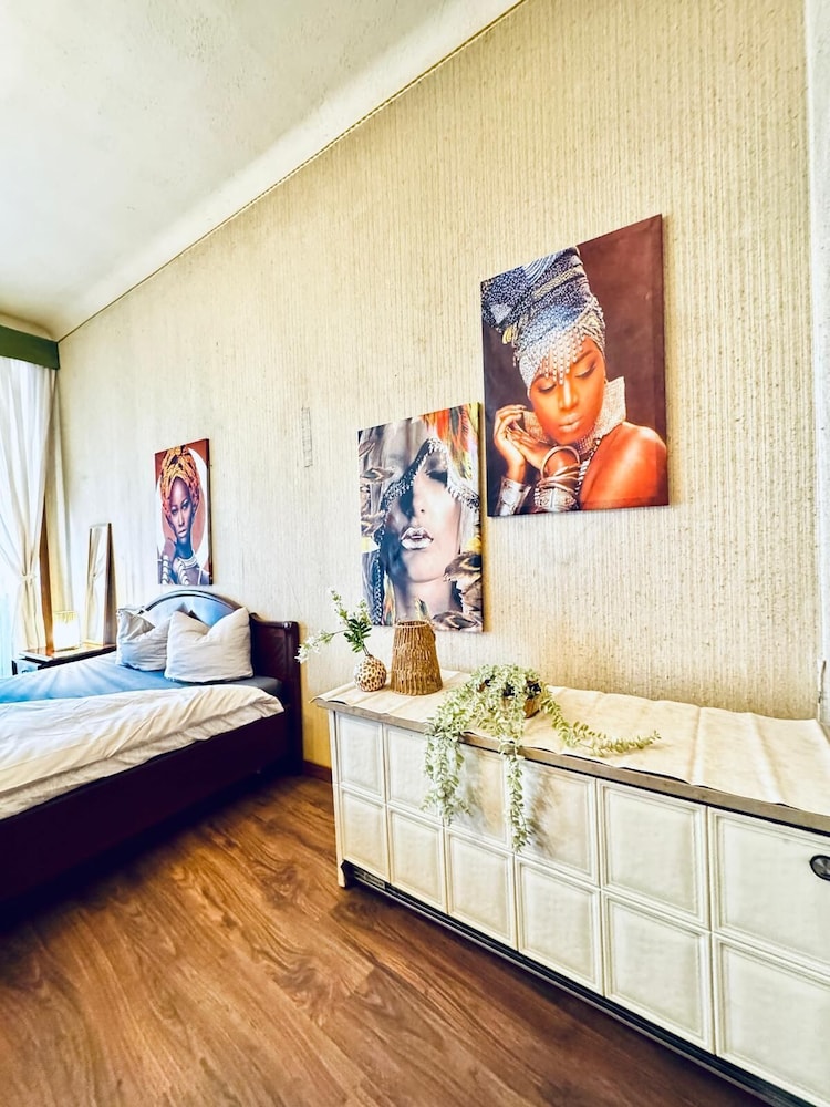 2BR Apartment for 5 Near Stadthalle