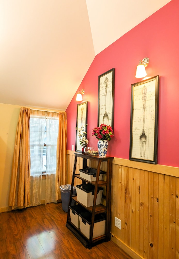 Hinckleys Dreamwood Cottages