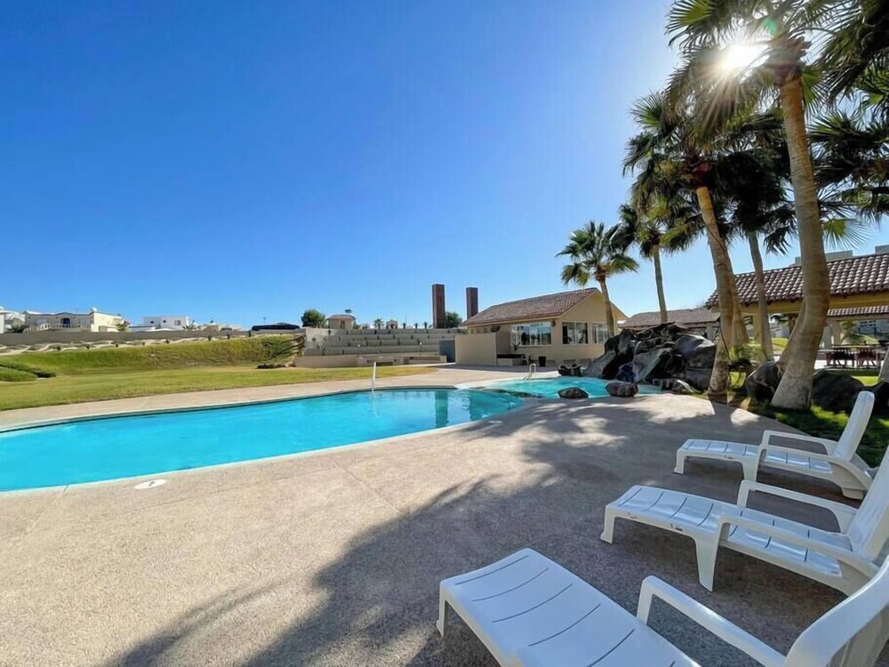 Admire Sea View From a Stunning Condo