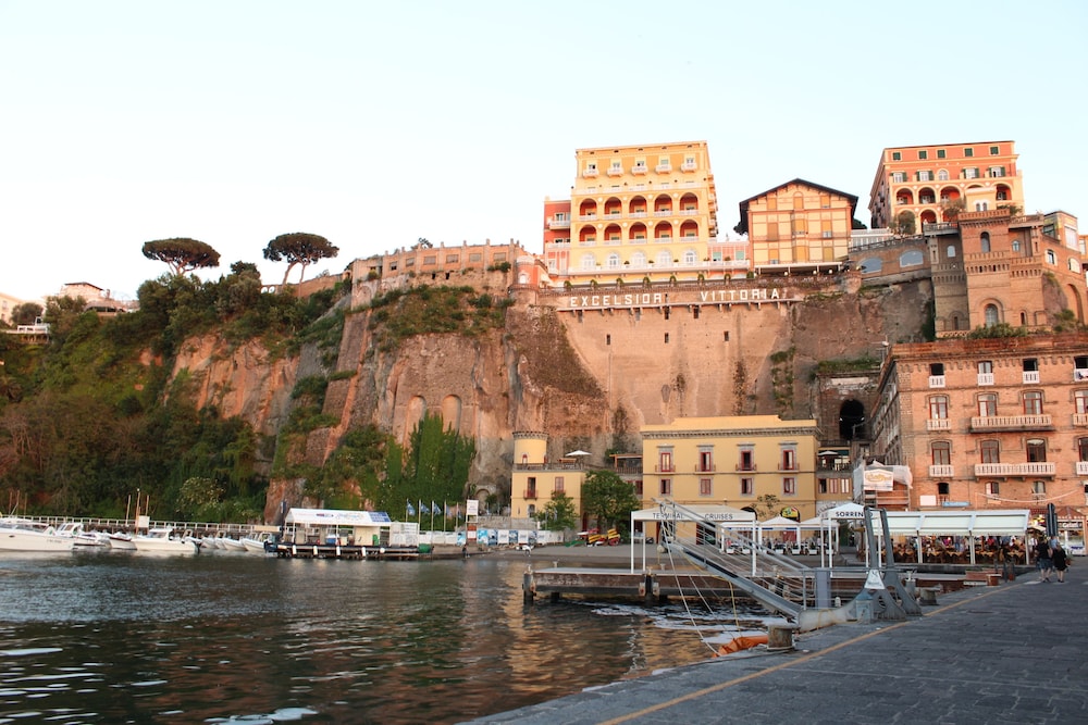 Surriento Suites