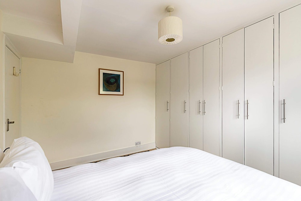 Airy Urban Retreat Near Little Venice view 2