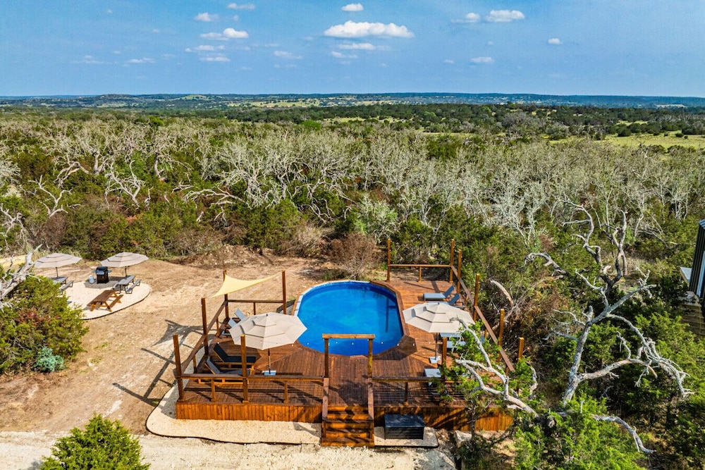 Woodsman Hobbit with Hot Tub & Fireplace
