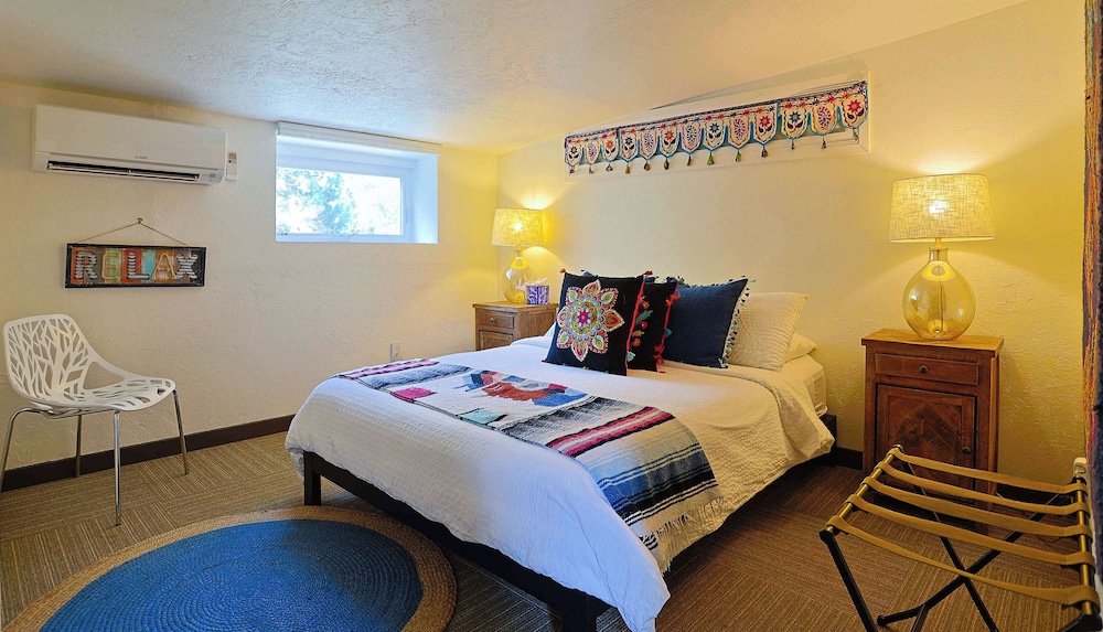 Willie's Hill Country Hideaway - Stay for 8 With Hot Tub & Fire Pit