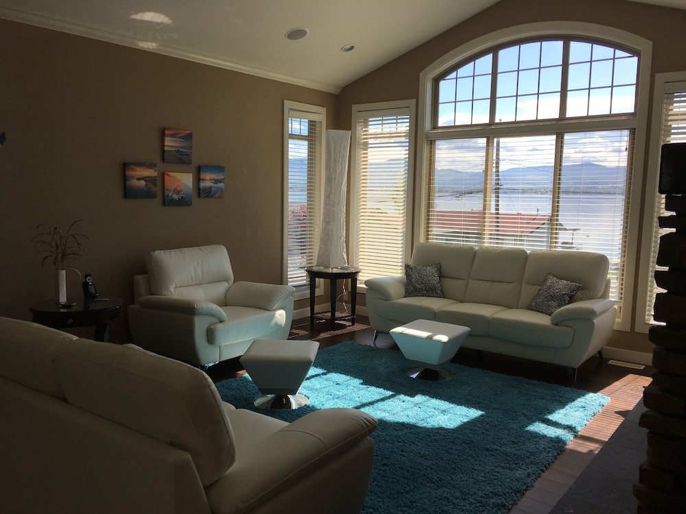 Luxury Lakefront Rooms view 2
