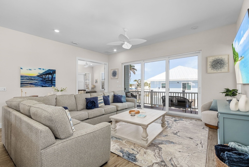209 Seabreeze Escape: NEW Spacious 5-Bedroom Pool Home 5 Home