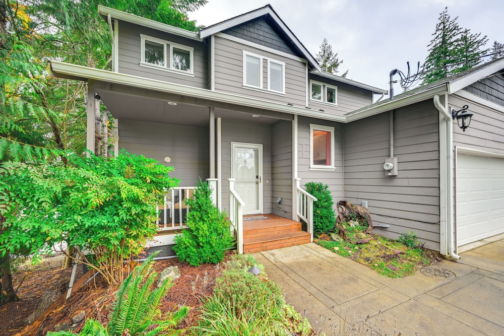 Lakefront Gem w/ Deck & Grill in Shelton