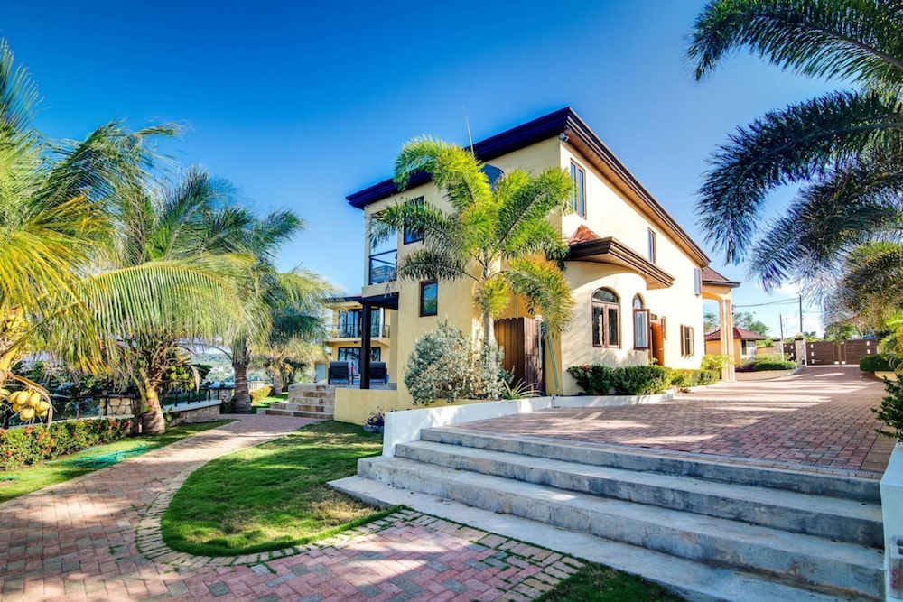 Luxury Oceanfront Villa in Tower Isle