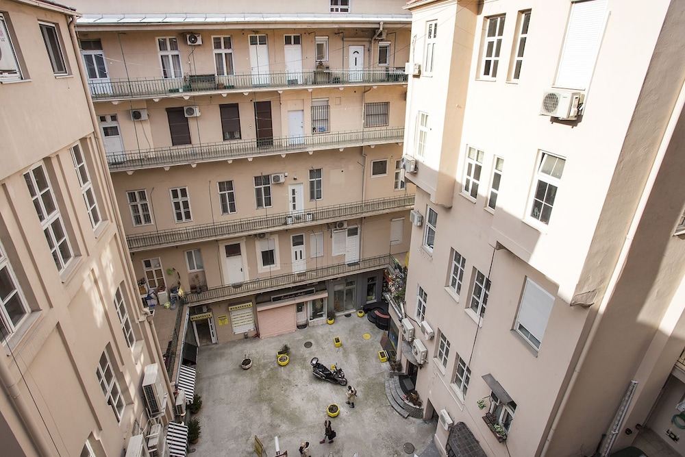 Atomic Apartment 02