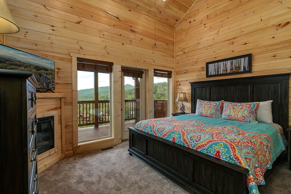Sunset Vista - 4 Bedrooms, 4 Baths, Sleeps 12 4 Cabin by RedAwning view 5