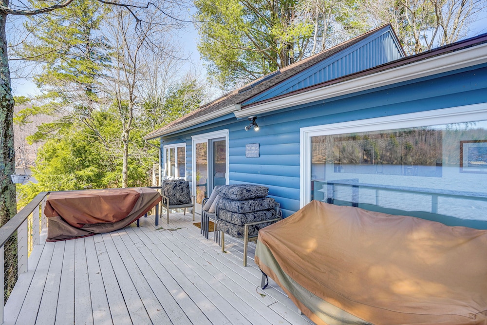 Watercrafts & Dock: Stunning Lakehouse in Becket!
