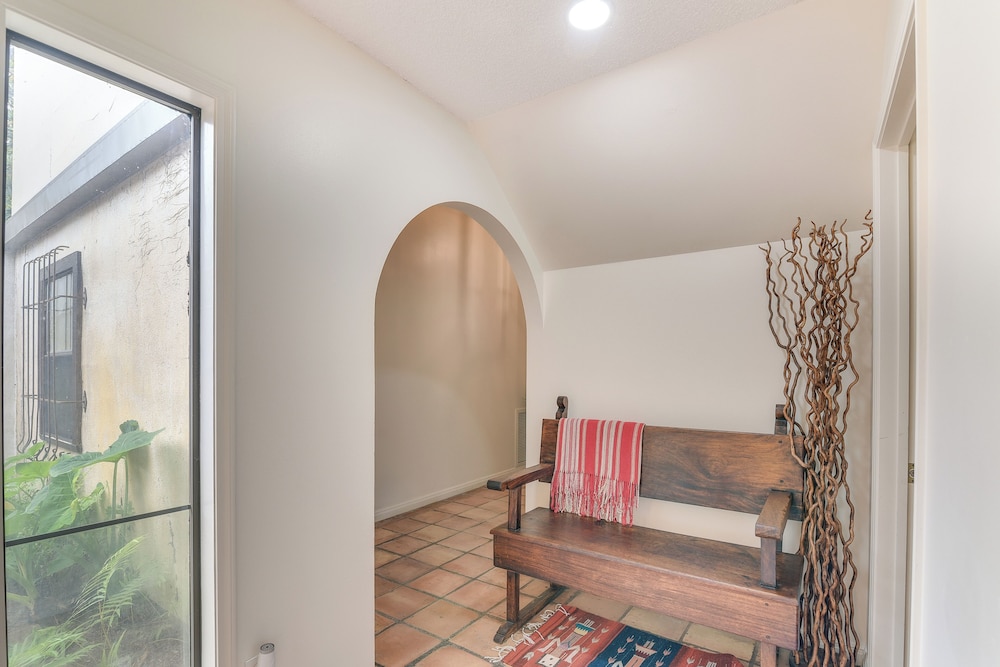 2 Mi to Dtwn: Spacious Angleton Home w/ Courtyard!