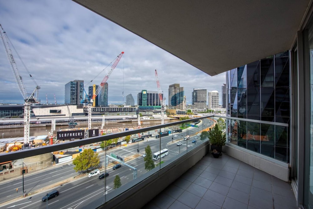 Convenient 2-bedroom Apt in Docklands With Pool
