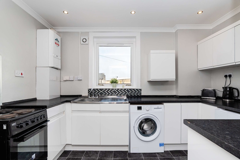Spacious 3 BED House With Parking, photo 14