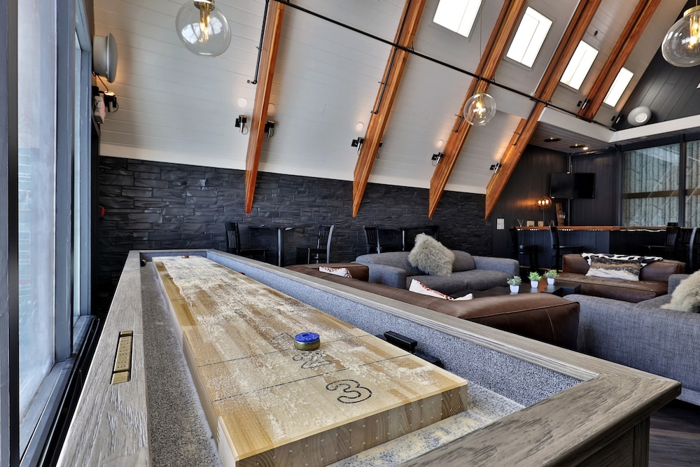 Rent An Inn! Takeover The Birch Ridge W/ Your Group. Mountain Lodge: 11 Rooms, Bar, Fireplace. 28ppl 11 Bedroom Home