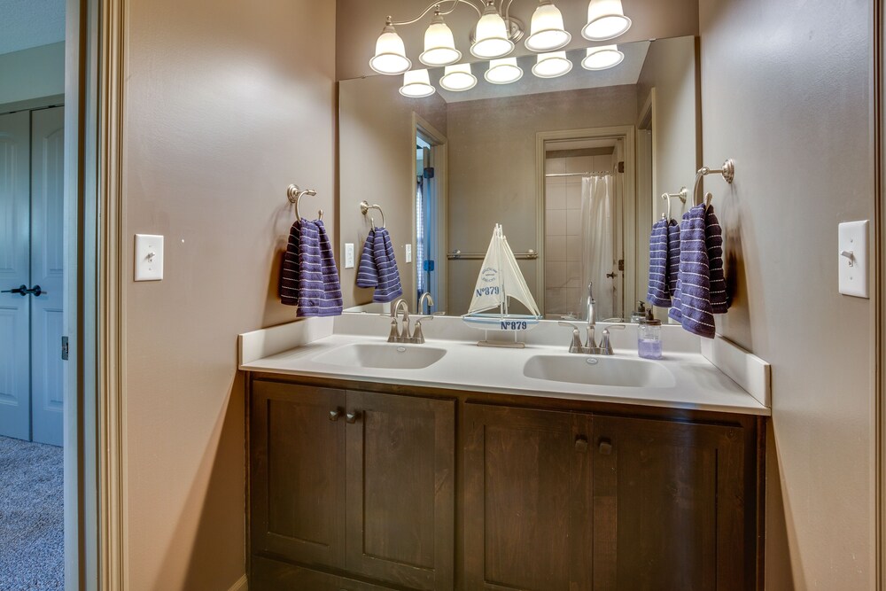 Luxe Missouri Getaway w/ Hot Tub  Fire Pit! - Property Image 3