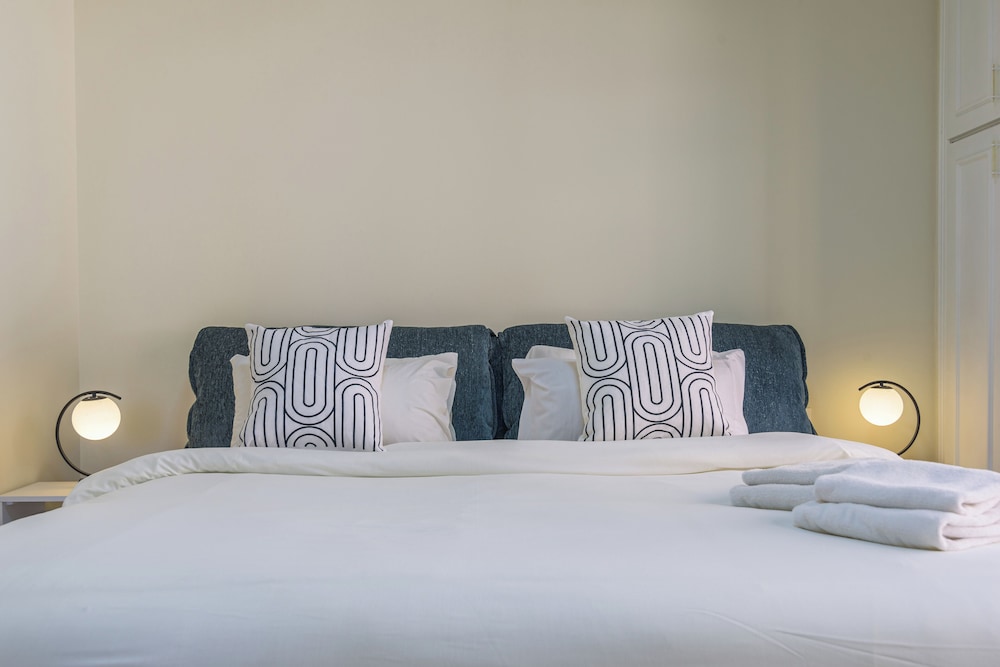 Crest - 3 Bedroom Apartment in Hamra