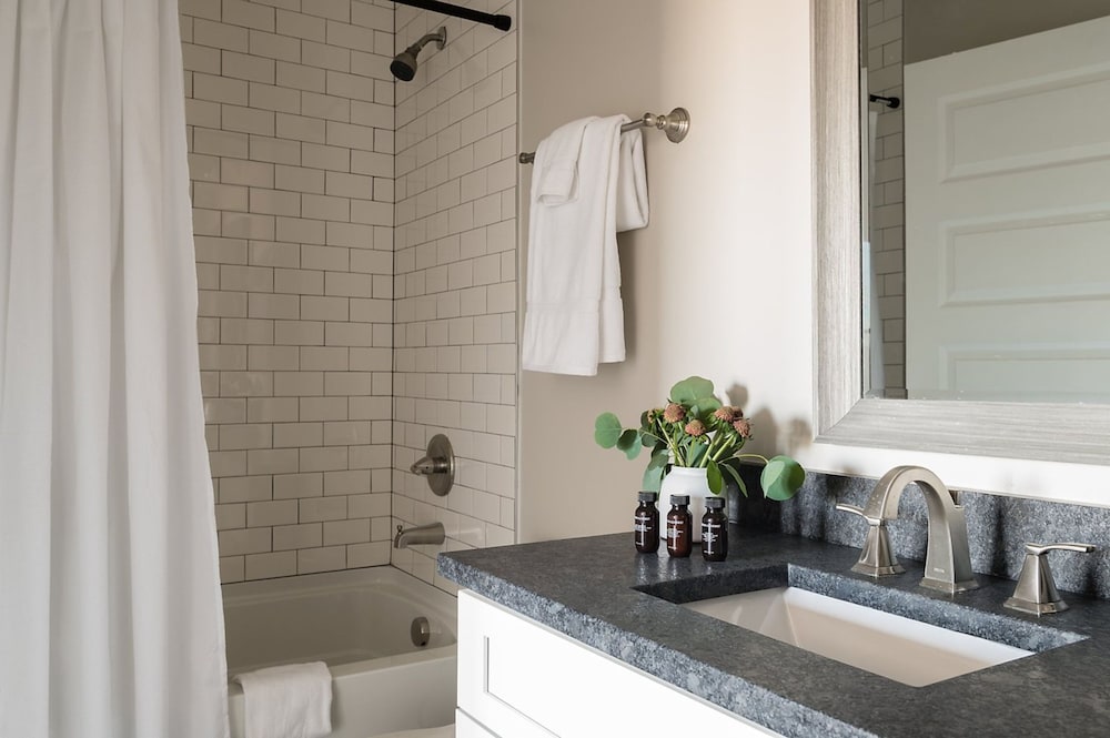 Stapleton Mcgraw by Avantstay 2 Units Sleeps 16 Spacious Home in Nashville