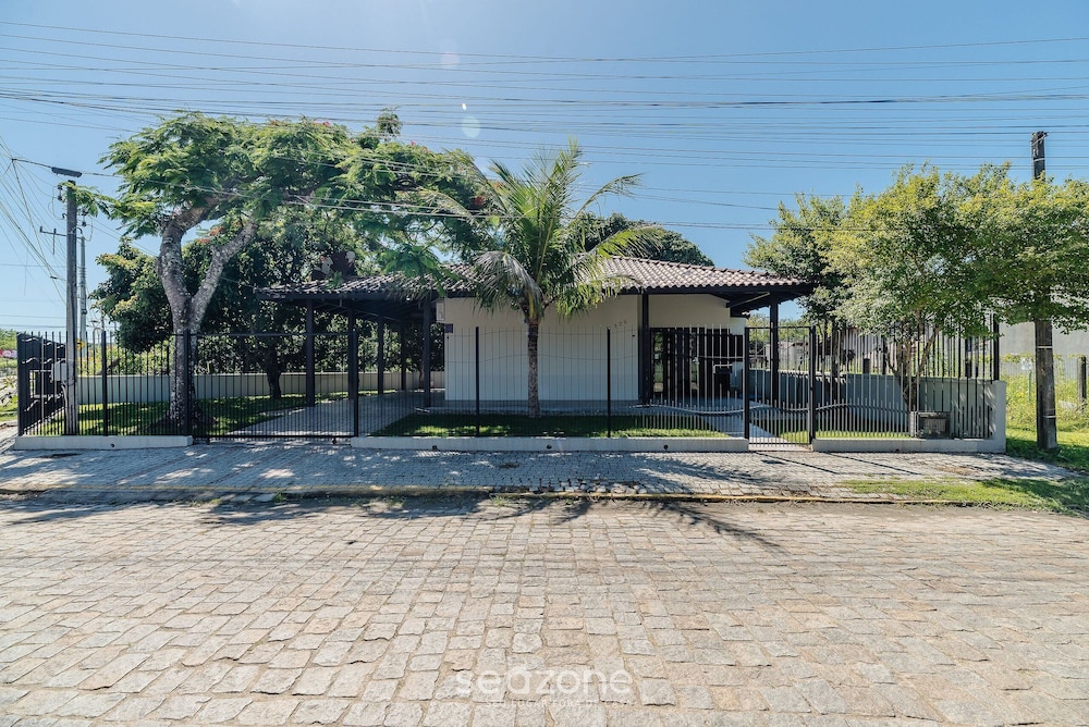 3BR Home w/ BBQ 140m From the Beach Rae0126