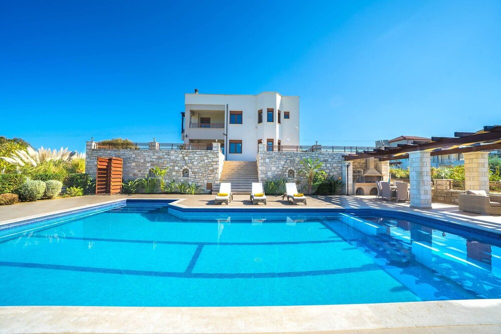 Karyo Villa,- 4bd, 3min On Foot From The Beach!
