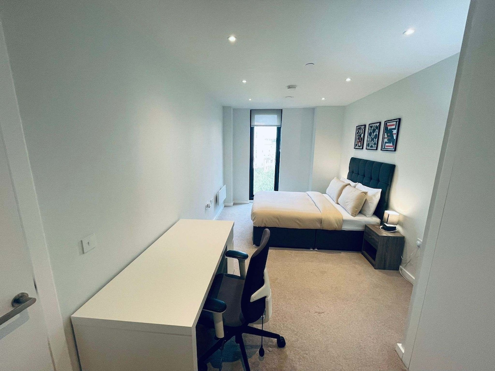 City Sky View Centre Luxe Apartment - 2 Bedrooms