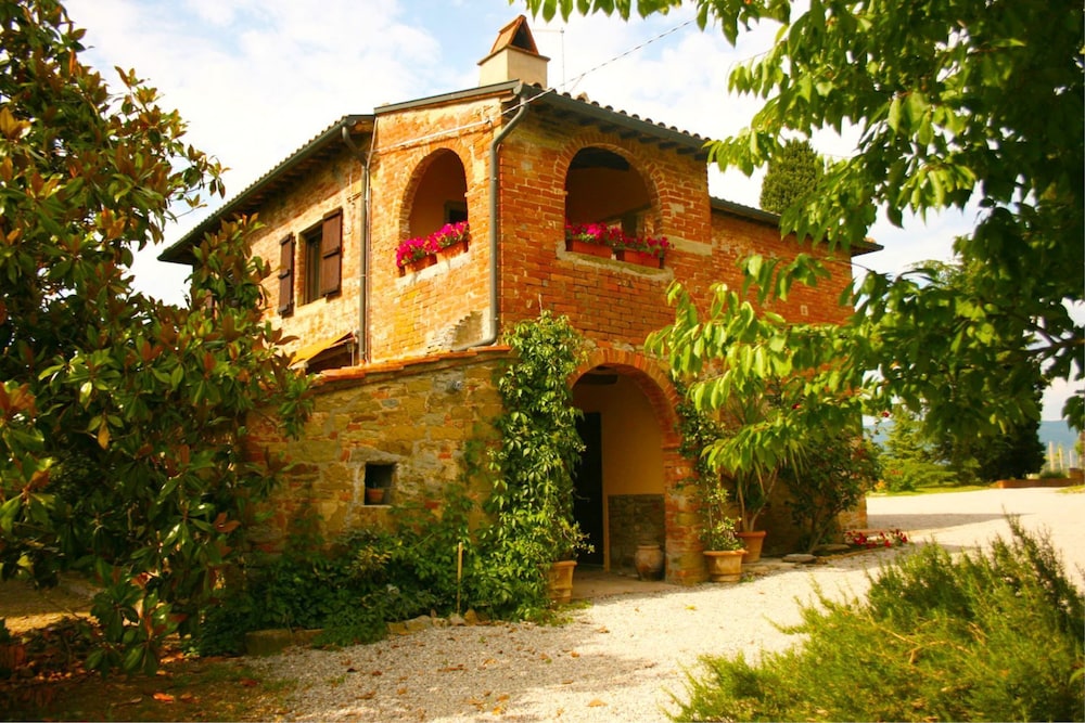 Stunning private villa for 6 guests with private pool, TV, pets allowed and parking
