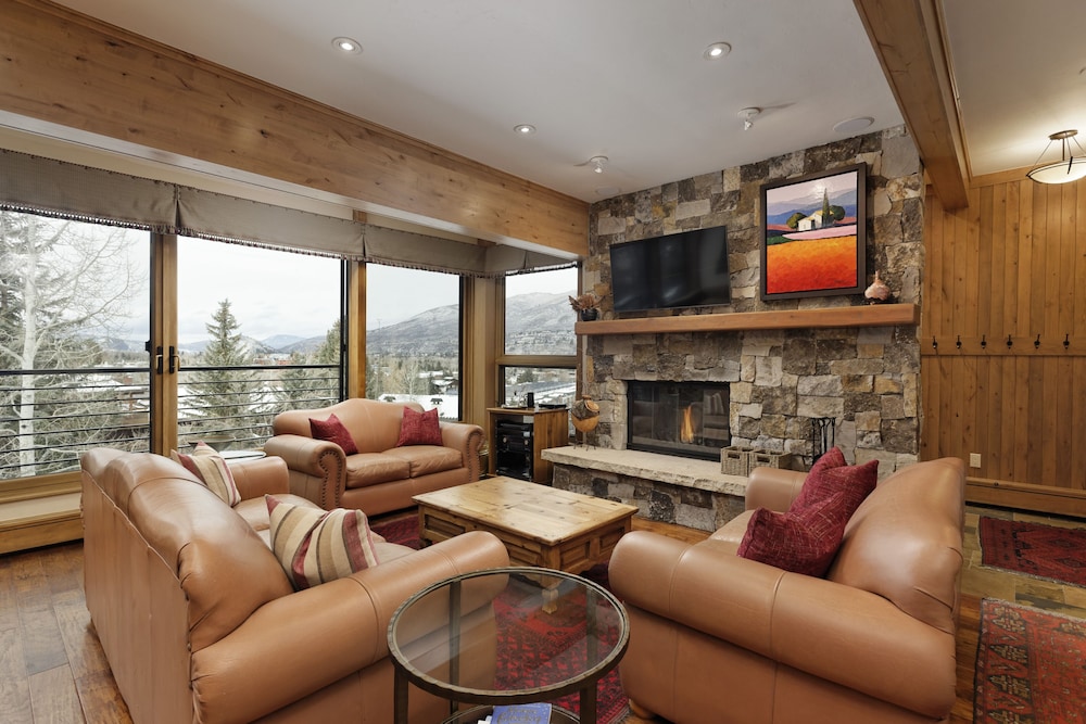 Durant Condominiums by Frias