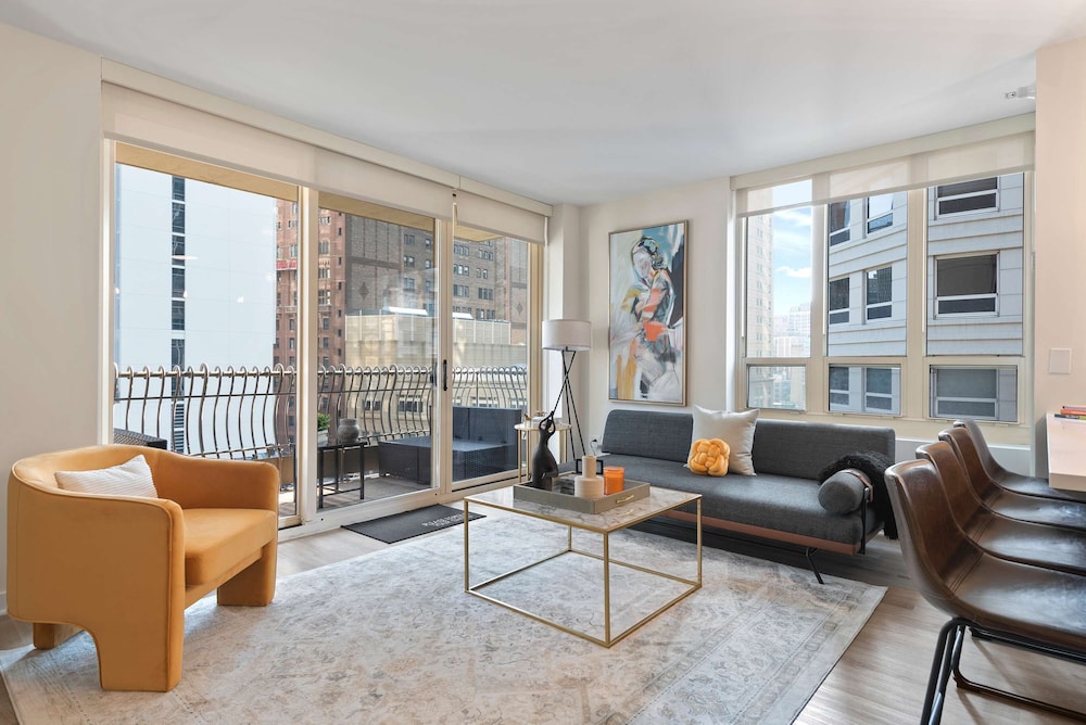 Near Riverwalk 2BR Private Balcony Downtown