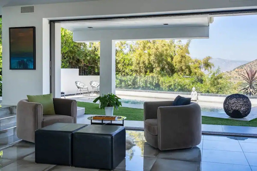 Troy Dr - Sleek & Modern Hollywood Hills Home With Stunning Views