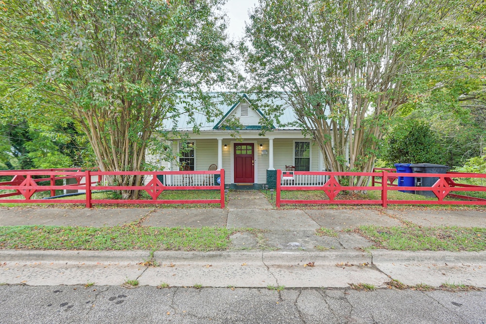 Farmhouse on 1 Acre Near Historic Dtwn Danville