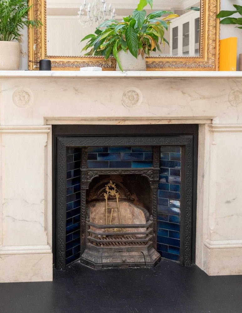 Charming 1BD Flat With Balcony - Kensington