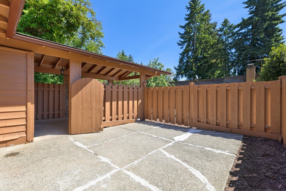 Comfy Stay in Bellevue w Parking Included