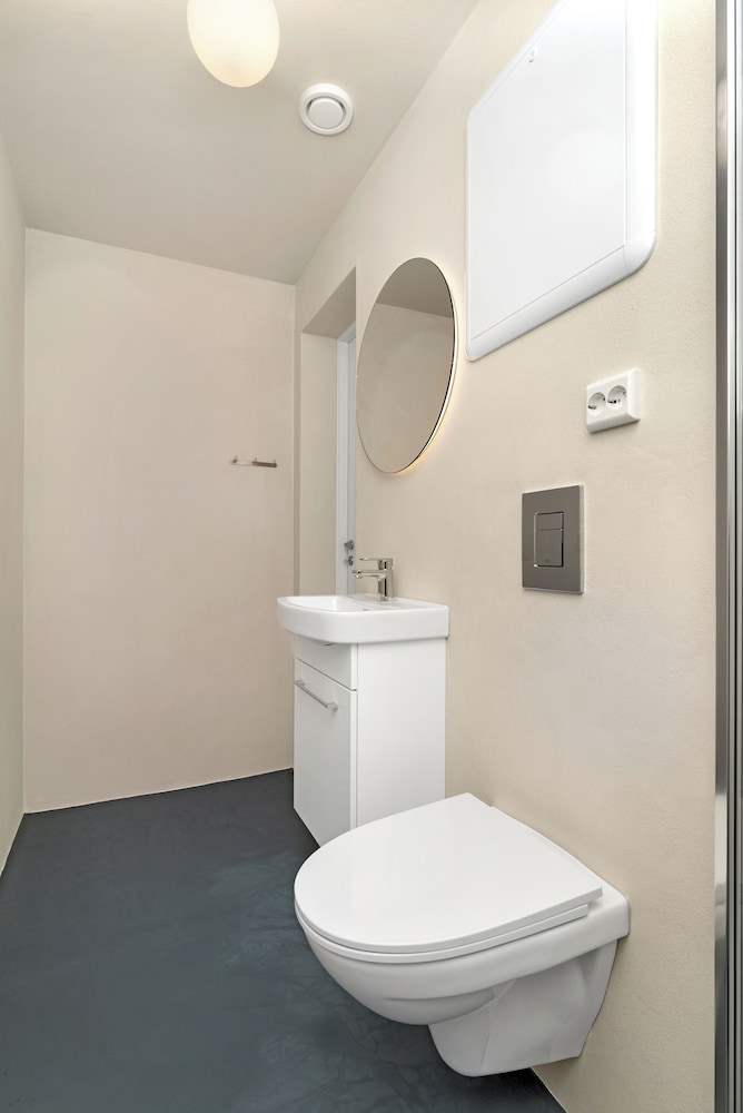 Central Guest House - Private Bathroom