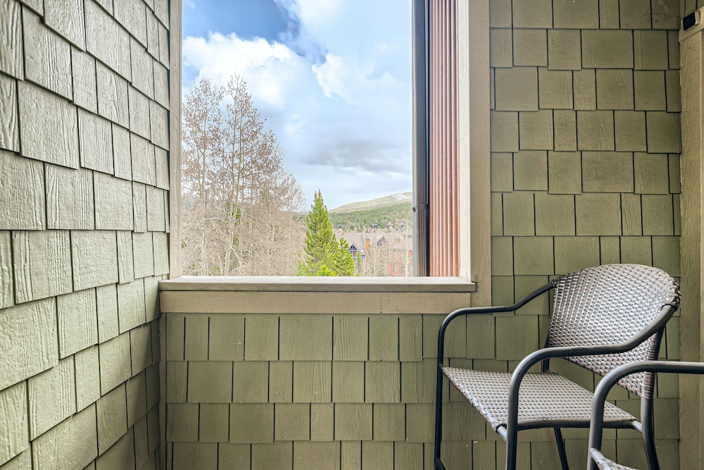 Spacious 2-level Ski Hill 8 Condo Walk to Gondola by RedAwning