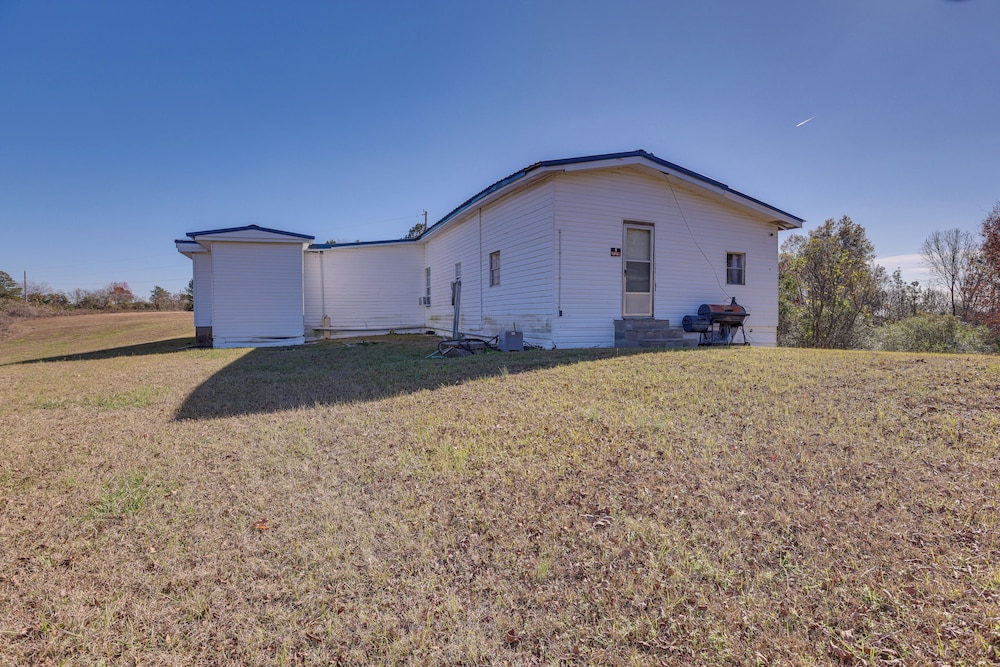 Clanton Cottage w/ Charcoal Grill & Porch!