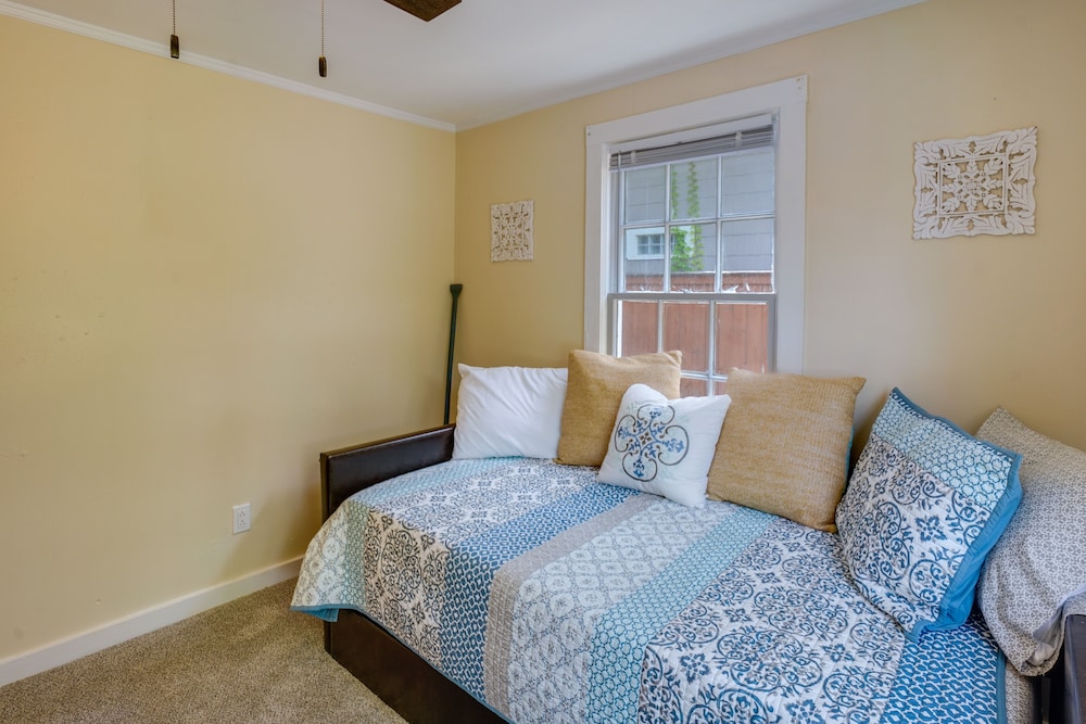 Cozy 3 Oaks Cottage in Gulfport: Close to Beach! view 2