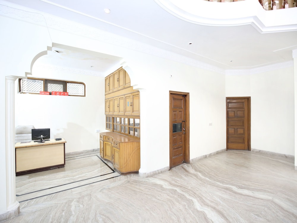 OYO 16130 The Corner House