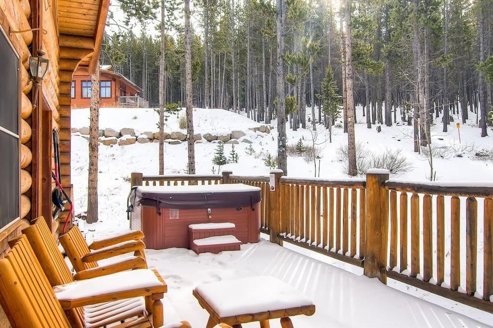 Snowshoe 4 Bedroom Home by RedAwning