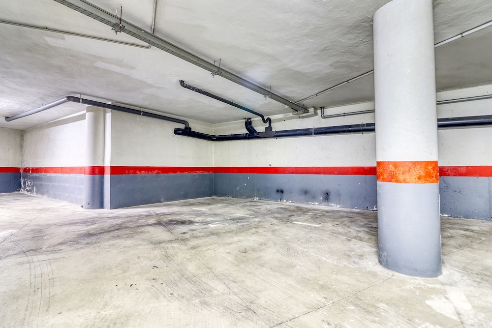 Spacious Central Apt w Private Parking Ocean View