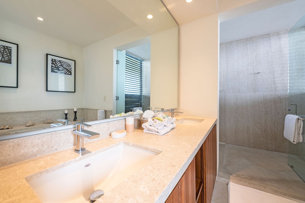 Luxurious 4 Bedroom Condo - Property Image 10