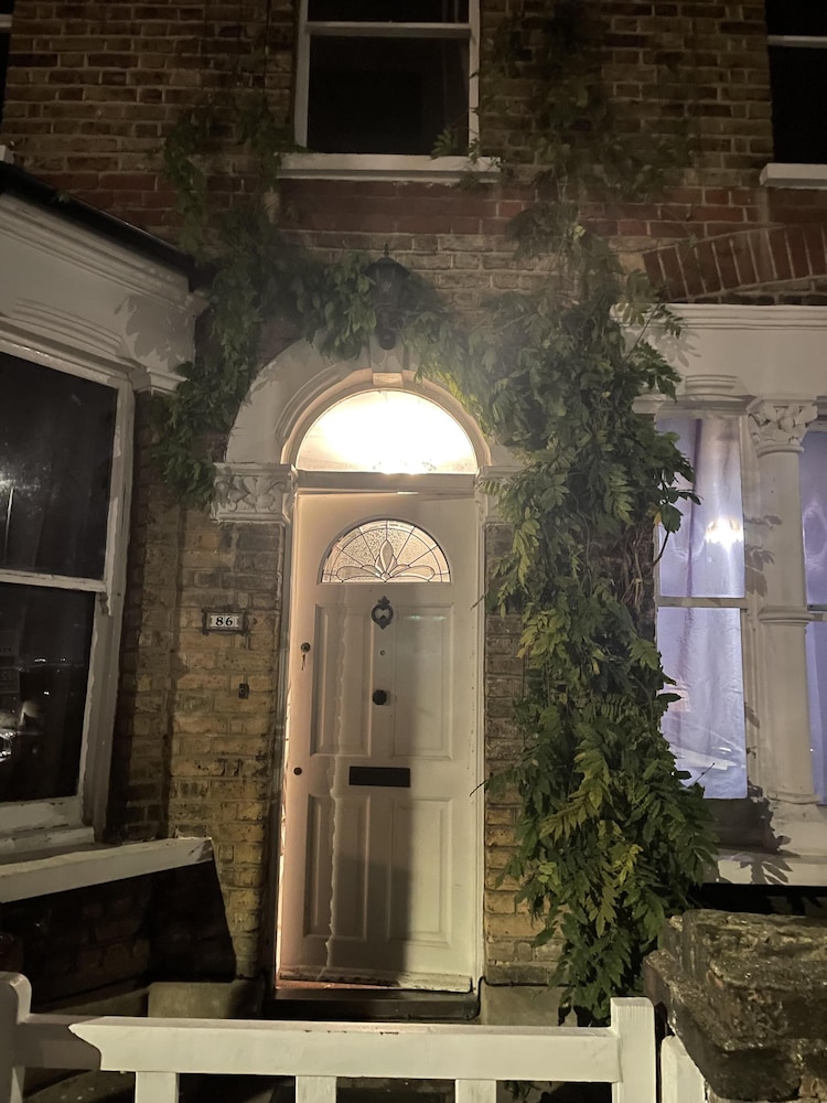 Traditional Elegant Spacious English Home, 4bdr