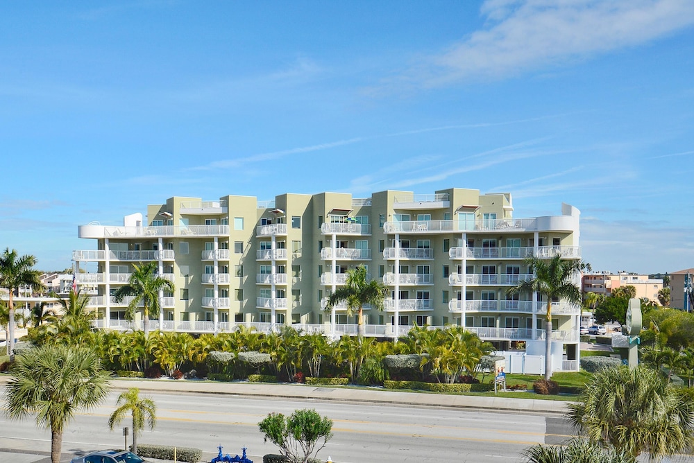 Crystal Palms 201