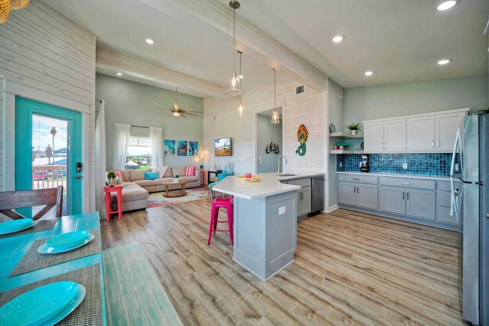 Sleeps 20 2 Modern Homes w/ Private Pool, Deck+patio 3-min Walk to the Beach