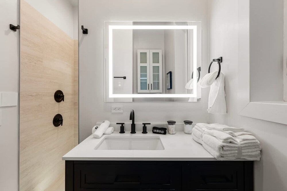 Luxury 2BR Condo in Wicker Park