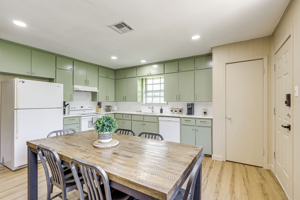 3 Mi to Dtwn! Group-friendly Getaway in Temple