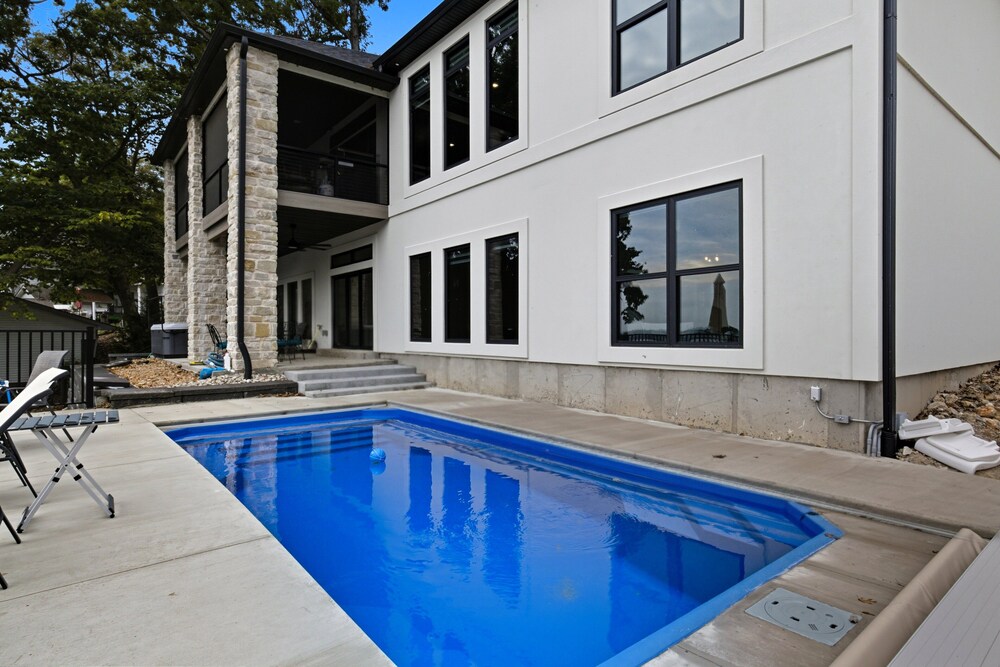 Huge Private Dock w/ 2 Slips + 2pwc, Beautiful Views, Lakeside Hot Tub, Pool & Pickleball