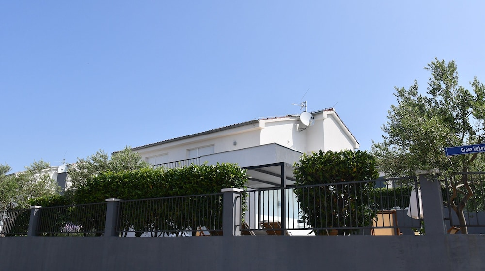 Luxury Escape With Swimming Pool & Modern Design