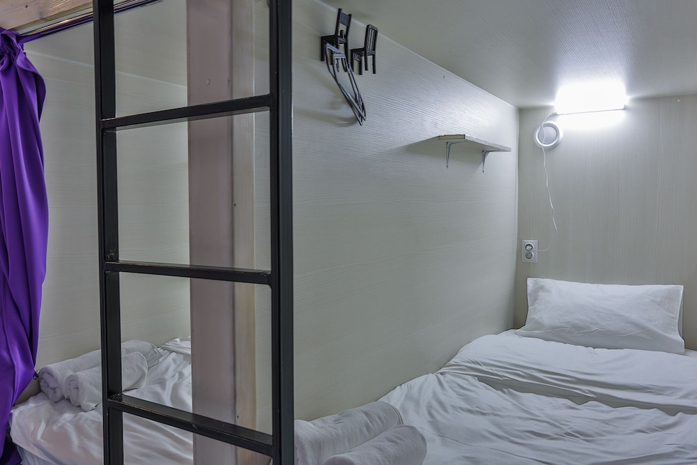 Capsule Hotel de Lux ApraxInn — Hostel